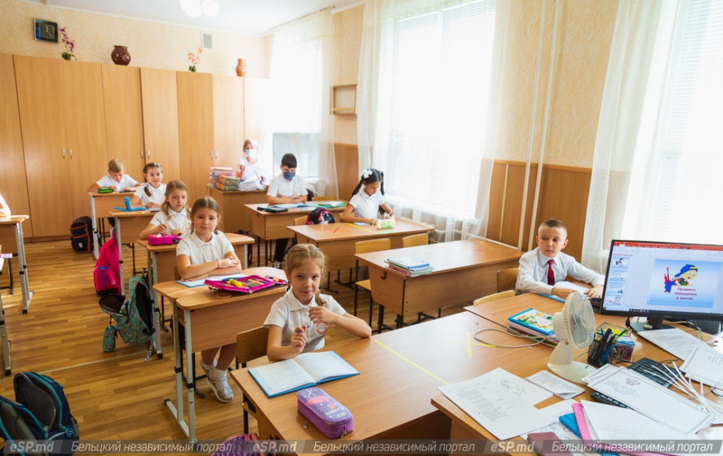 Школьники в Молдове